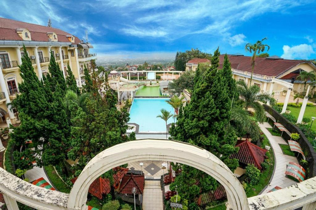 Tretes Raya Hotel Prigen Bagian luar foto