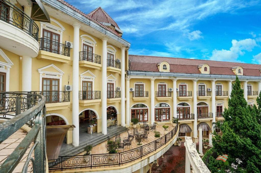 Tretes Raya Hotel Prigen Bagian luar foto