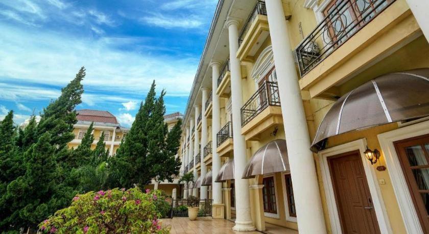 Tretes Raya Hotel Prigen Bagian luar foto