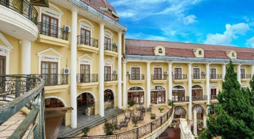 Tretes Raya Hotel Prigen Bagian luar foto