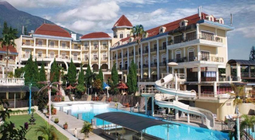 Tretes Raya Hotel Prigen Bagian luar foto